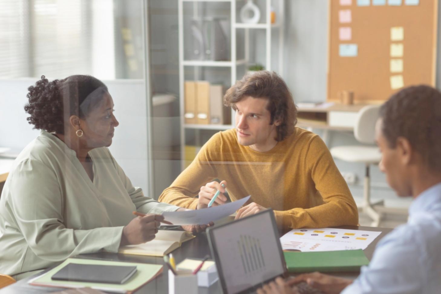 Equipo financiero trabajando en estrategia empresarial